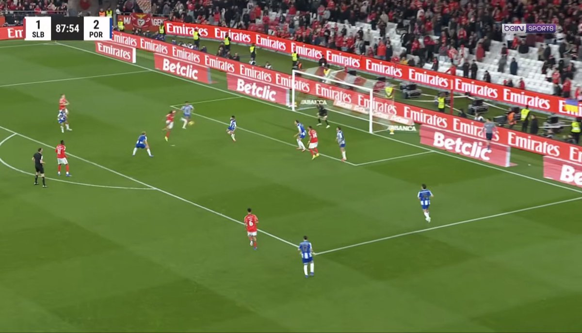 Há quem consiga culpar o Francisco Moura no lance do segundo golo onde quem persegue o Ivanovic é o Fofana (bem visível para o Moura) que, obviamente, vira a atenção para o Bah.

Depois é situação de 6vs3 na área própria onde o William deixa de perseguir o Barreiro que chega com