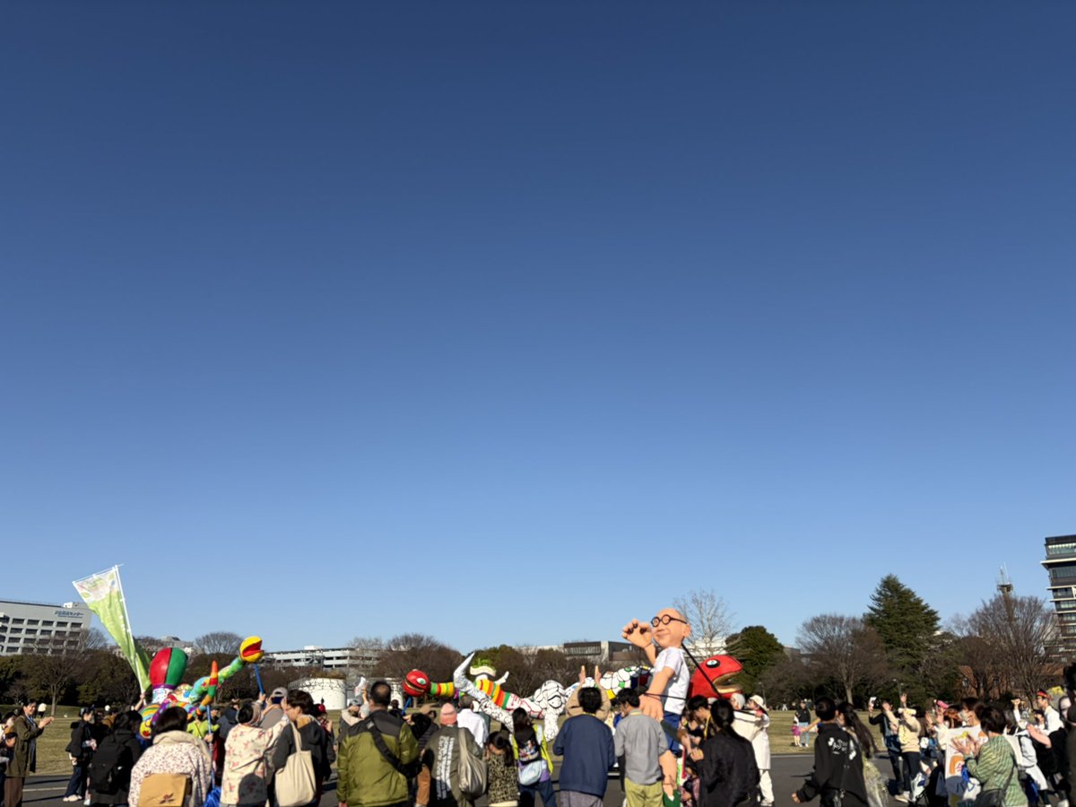 maumimi's tweet photo. いつかと熱望した恐竜に立川で遭遇。あまりのリアルさに長ーい尻尾をぶん回しながらこちら向いて口をシャッと開けられた時は、ジュラシックパークで震える🫨興味津々だった子どもは即時にギャン泣きのけぞりそのあと演劇フェスでみたとにかく大きくせのたかーいものから距離を測ってた。🦖☀️ https://t.co/El0N58et2L