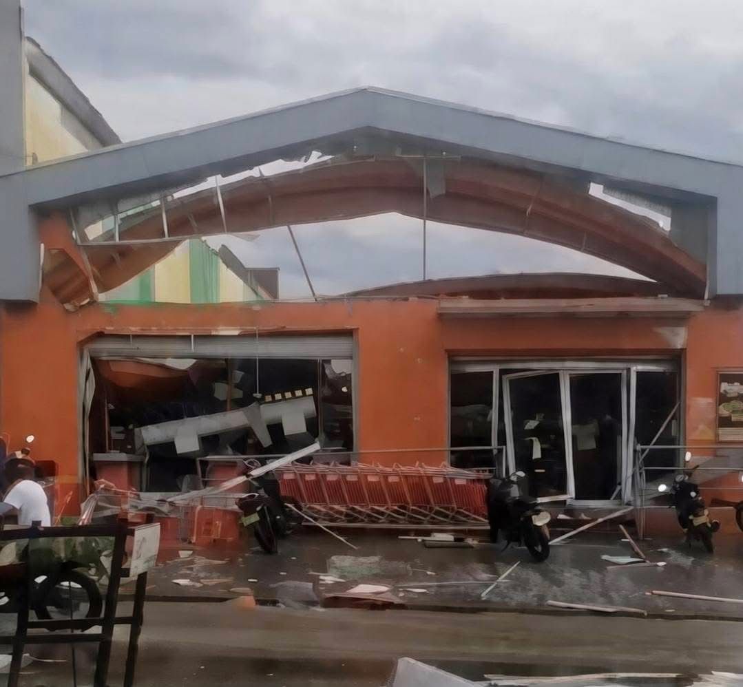 PrensaLaNacion's tweet photo. #Neiva El reconocido almacén de cadena Tiendas Ara, ubicado en el sur de la ciudad, también sufrió graves afectaciones tras la borrasca que se registró esta tarde en Neiva. https://t.co/8qWcxuCvbF