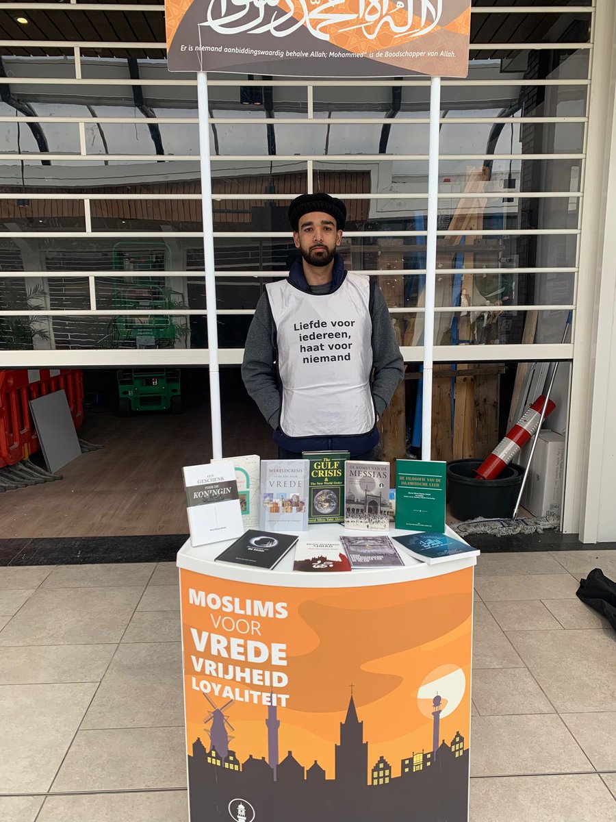 AMJArnhem's tweet photo. Vandaag organiseerde Jamaat Arnhem een boekenkraam in Presikhaaf. Er werd islamitische literatuur uitgedeeld en we hadden mooie gesprekken met voorbijgangers over de vreedzame boodschap van de islam. #Wareislam https://t.co/cbzHW05qRE