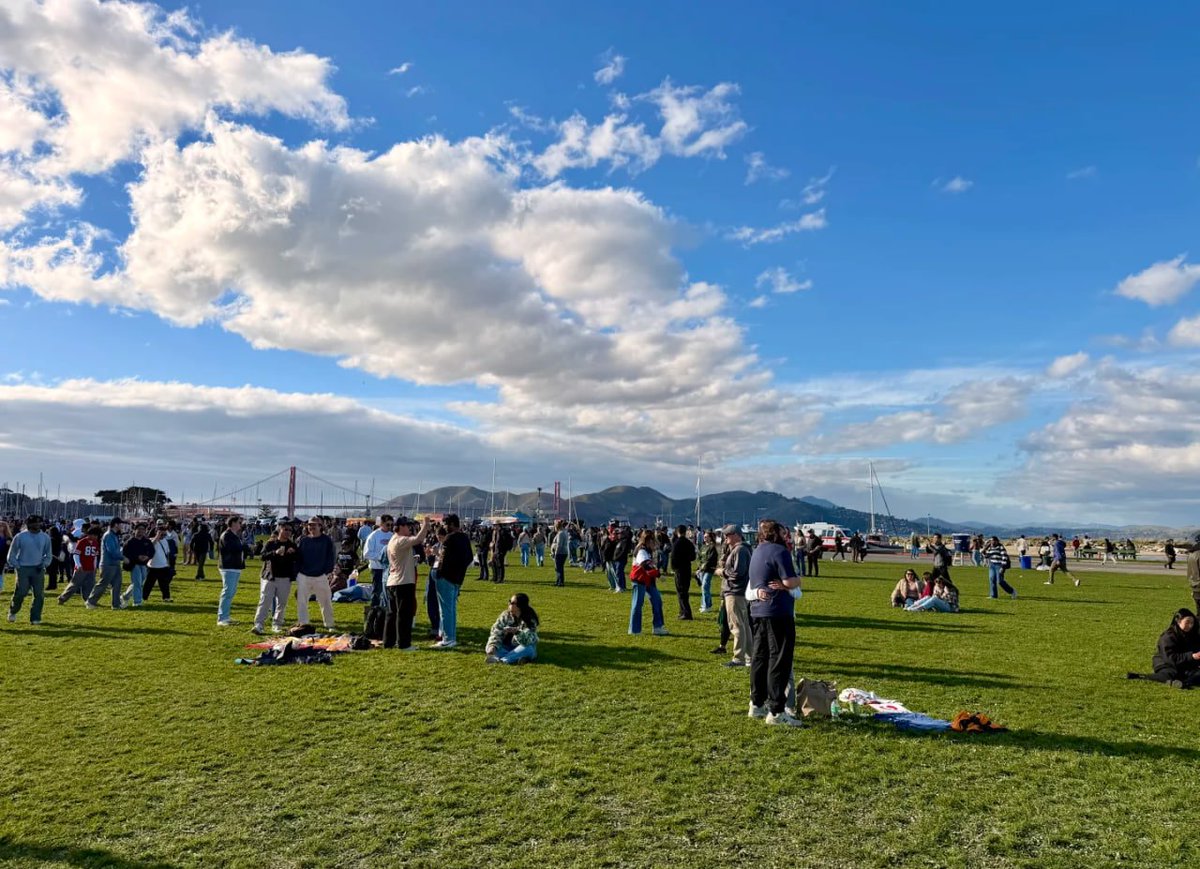 Mia334698's tweet photo. San Francisco, with its blue skies and white clouds, is truly a paradise on earth; many people come out to relax on weekends https://t.co/E7bKGolPm0