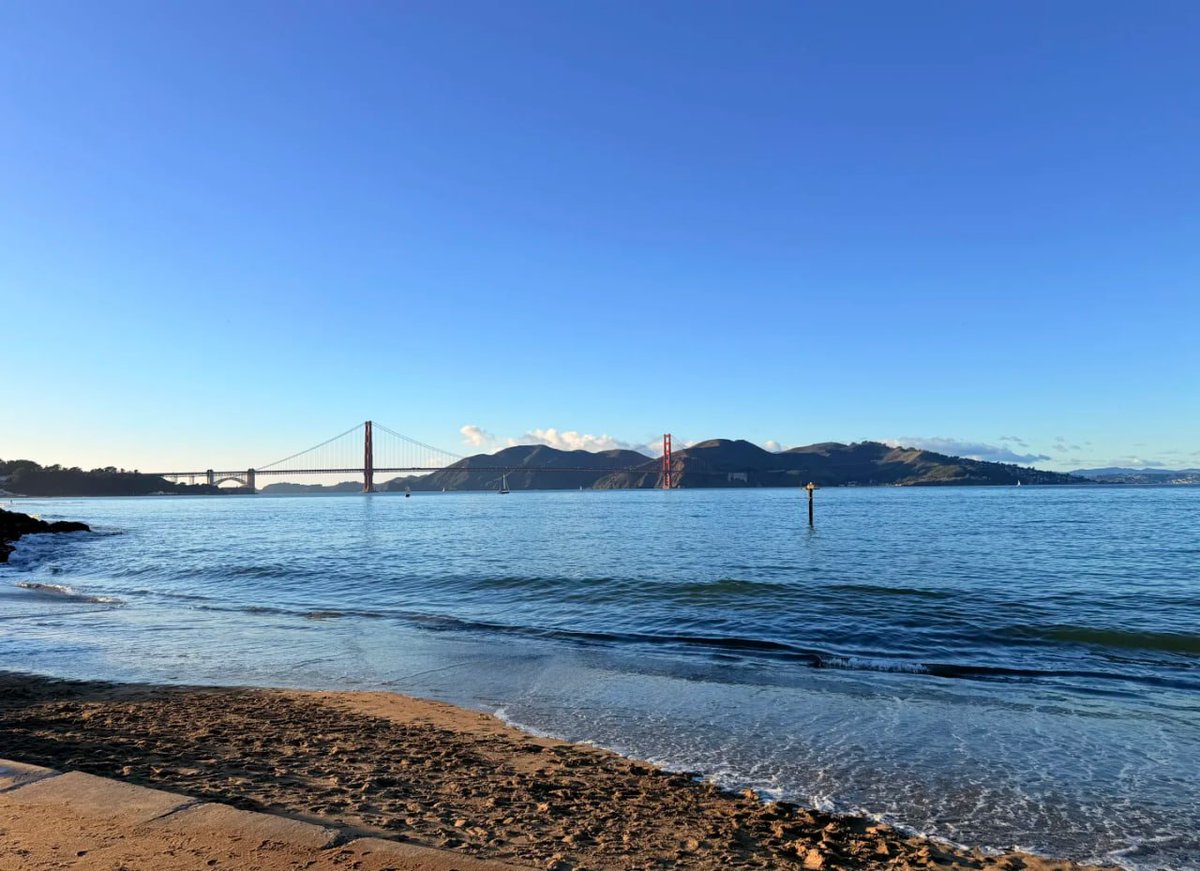 Mia334698's tweet photo. San Francisco, with its blue skies and white clouds, is truly a paradise on earth; many people come out to relax on weekends https://t.co/E7bKGolPm0