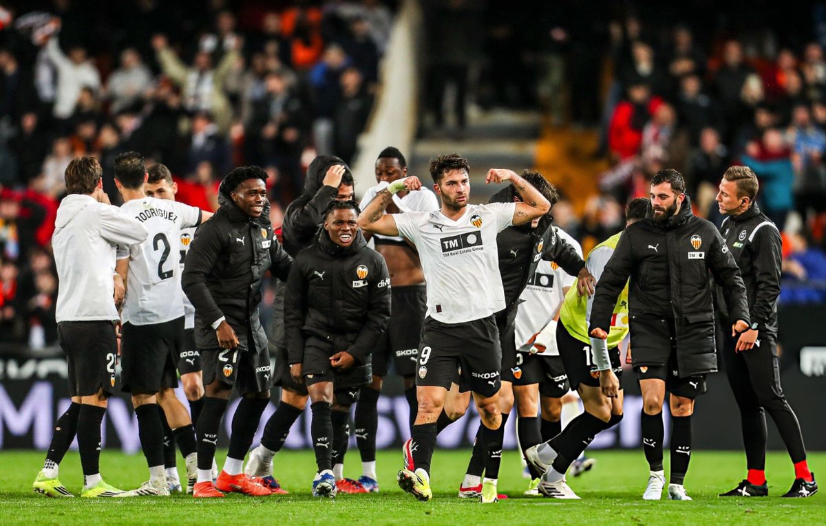 FansValenciacf's tweet photo. AQUÍ NO SE RINDE NADIE 💪🏽

📸 GettyImages https://t.co/SOM1OdDaxw
