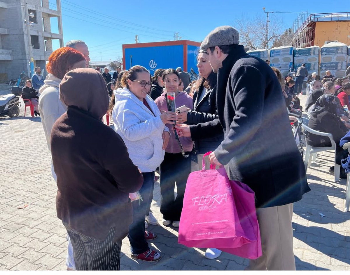yenigenckmaras's tweet photo. 8 Mart Dünya Emekçi Kadınlar Günü dolayısıyla Narlı Cemevimizin düzenlediği anlamlı programa katılım sağladık. Kadın emeğinin, eşitlik mücadelesinin ve dayanışmanın konuşulduğu bu buluşmada; yaşam hakkı elinden alınan kadınlarımızı andık @unutmayacagiz @chpgenclikgm https://t.co/binO8QuWSk
