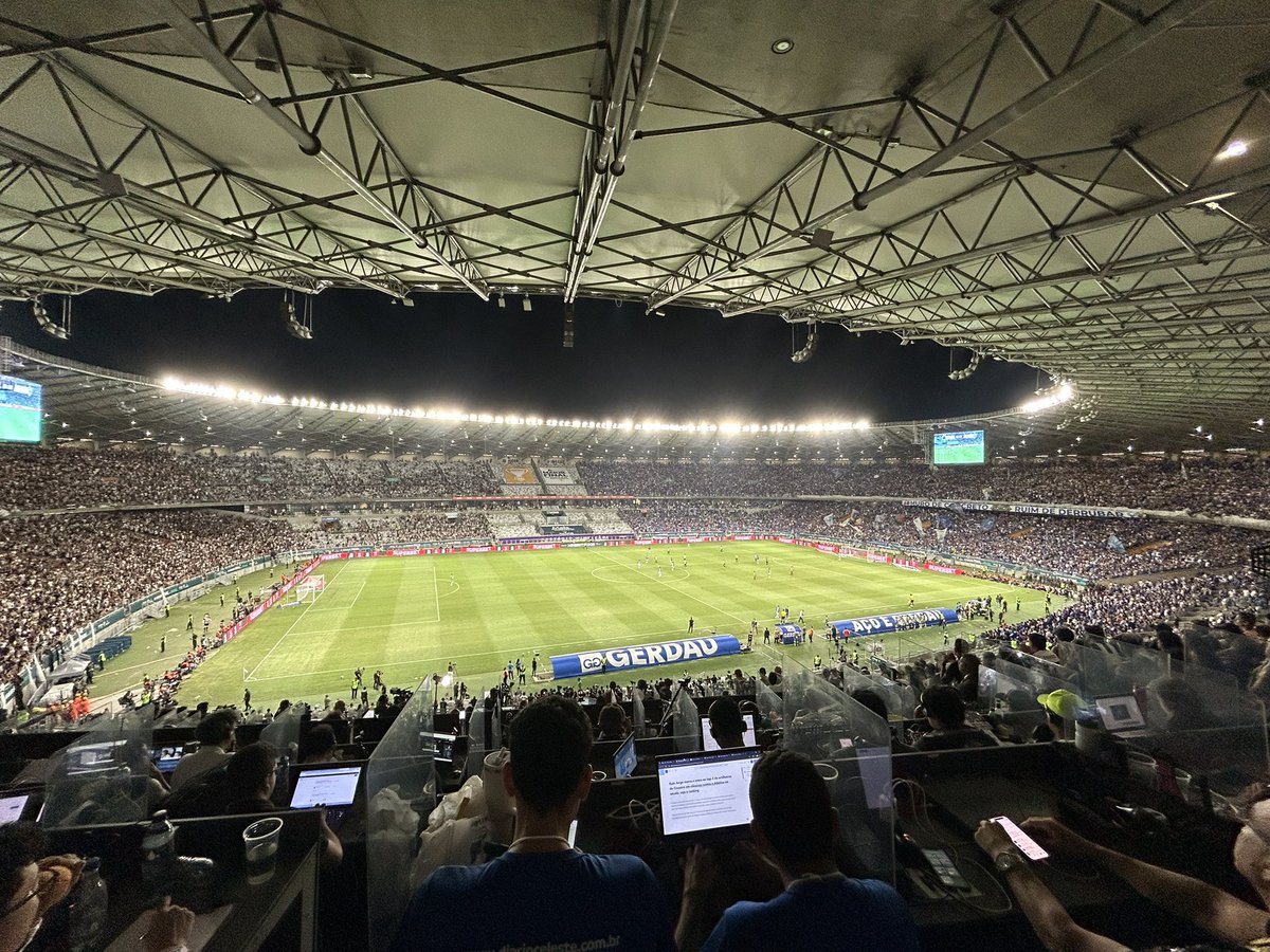 Gui_alvesc's tweet photo. Esperei o segundo tempo pra falar sobre, até pra esperar todo mundo chegar, mas visualmente pelo menos é inegável que tem mais torcedores do Cruzeiro aqui no Mineirão hoje. 

Praticamente nenhum espaço na torcida cruzeirense. Completamente lotado. https://t.co/VqtFqG6hI3