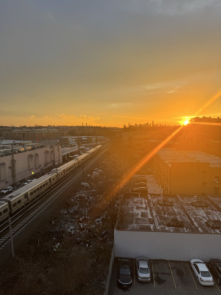 ElenaSabia79's tweet photo. Sun set over the city LIRR #NY1Pic https://t.co/PRQz6Owjzu