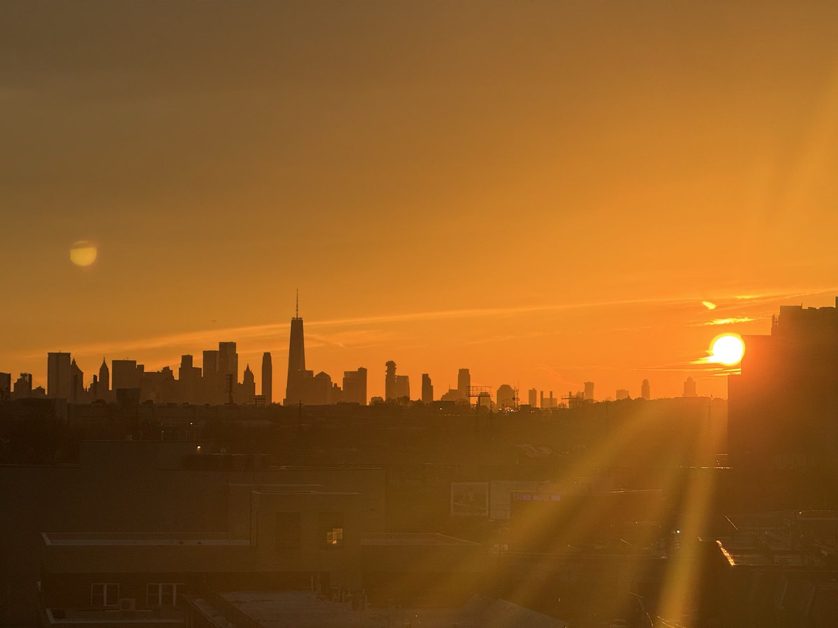 ElenaSabia79's tweet photo. Sun set over the city LIRR #NY1Pic https://t.co/PRQz6Owjzu