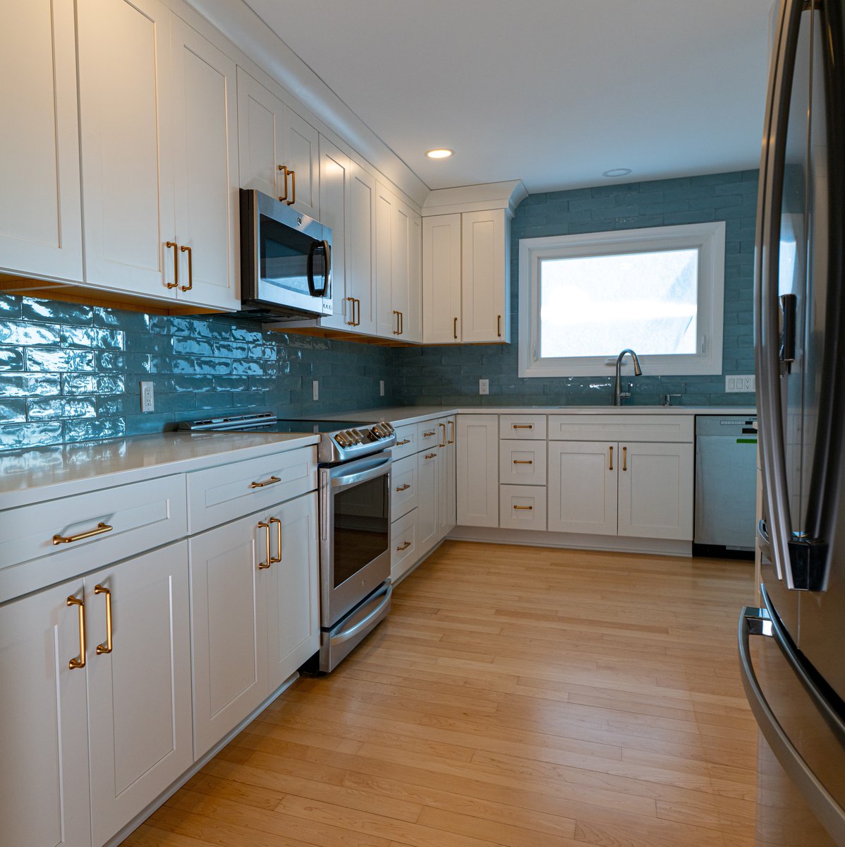 A splash of blue makes all the difference! 💙 This kitchen pairs crisp white cabinets with a glossy blue tile backsplash for a look that’s both stylish and inviting. Perfect for everyday living and entertaining. Ready to start planning your new kitchen?