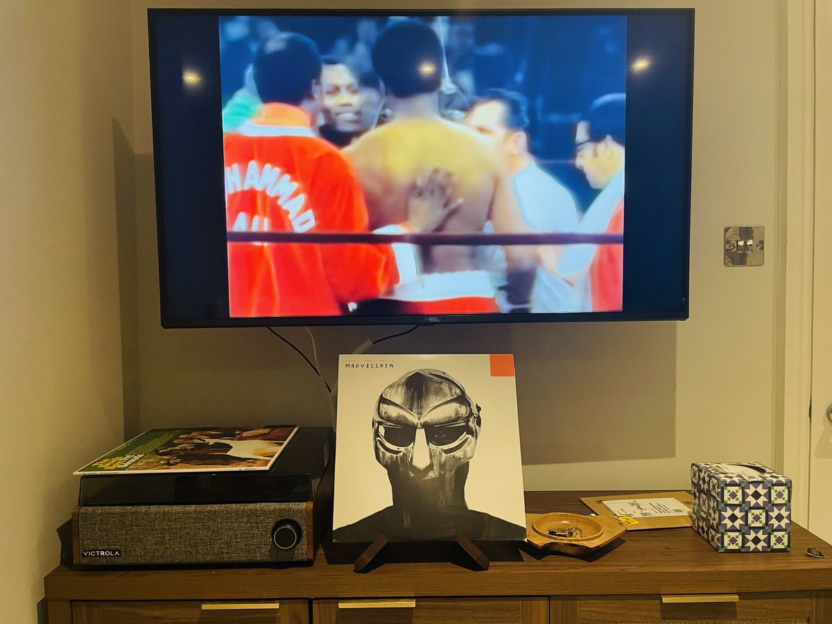 PhilR2025's tweet photo. Late Sunday night treat. The greatest heavyweight fight ever. Frazier, my favourite heavyweight. Glorious! 🙌 https://t.co/RHILkTnM3N