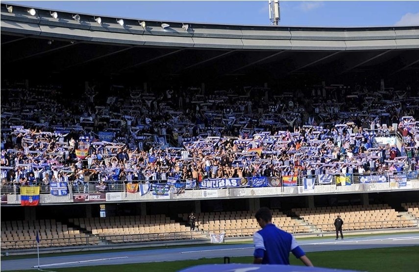 JoseHervas88's tweet photo. Por muchos más "Huelva es un pueblo portugués" y "Cádiz, Jerez la misma mierda es" pero no en esta basura de categoría. Ambientazo el de hoy.

Honor a los que no abandonan a su escudo y ¡FORZA RECRE OSTIA! @XerezCD_OFICIAL @recreoficial 
📸 @Albiazules https://t.co/nhoXEkWtMM