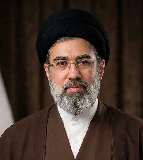 isaacrrr7's tweet photo. Dato curioso: El flamante Líder Supremo de Irán posee una mansión de £100 millones en Londres, ubicada en la exclusiva zona de Billionaires' Row.

El Reino Unido está infiltrado hasta la médula. https://t.co/2LNxlog2as