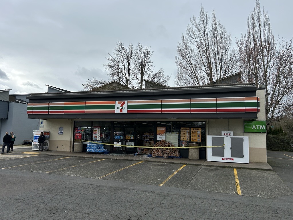 jeremyscottpdx's tweet image. CRASH: A vehicle crashed into the front of the 7-Eleven store on SW Murray Blvd near Farmington in #Beaverton this afternoon. #pdxtraffic
