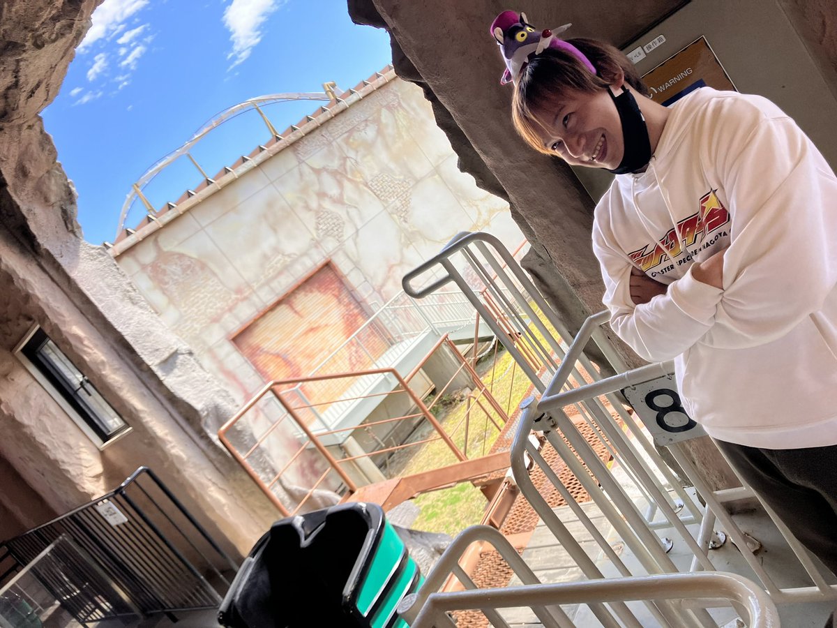 musasino1072M's tweet photo. グランモンセラー、カーブ中心のコースターに限定すると一番好き
日本のスペースマウンテンが消えての繰上げだけども

写真はそんなグランモンセラーで最後尾を強奪(嘘)して悪い顔してるダンディー氏 https://t.co/LWidIx6avR
