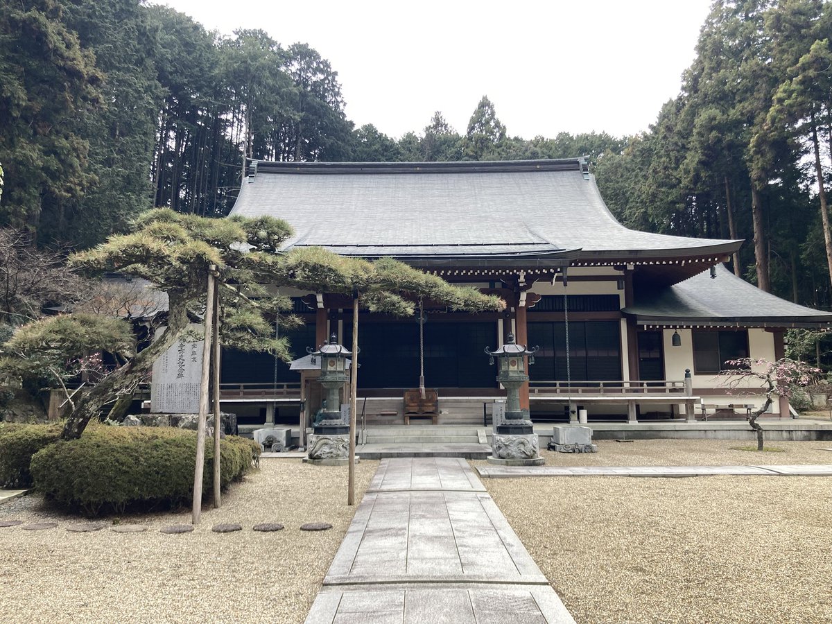 sakasession1's tweet photo. 宗泉寺（奈良県高取町）

ネットの情報で知り、角大師のお札をいただきに
御朱印サイズの手摺りでした
大黒天と烏枢沙摩明王もありました（こちらは印刷？）
書置きの御朱印とともに本堂前にある缶に入れてあります
参拝は軽自動車推奨 https://t.co/ebW9uxTDDI
