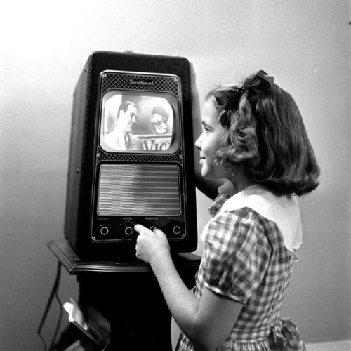 A young girl watches a puppet show on a Sentinel portable television. T“PORTABLE TELEVISION is 31 pounds with a 7-inch screenand a small collapsible antenna, and sold for $206.90. With inflation, this TV would cost over $2000 today. LIFE Magazine,Dec, 13, 1948