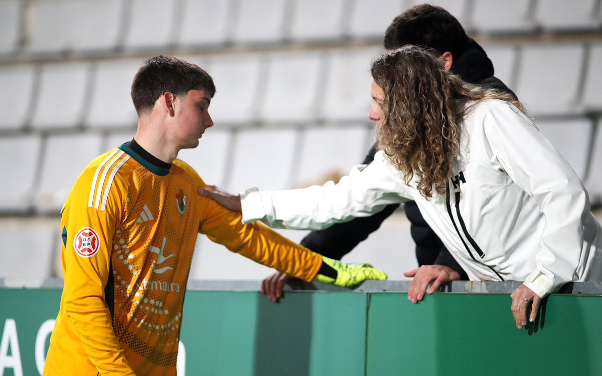 raul_lomba's tweet photo. De todas las fotos de hoy me quedo con estas tres. 

Y es que no hay mejor consuelo que un abrazo y un beso de mamá. ❤️‍🩹 https://t.co/Hg5oBhBOOy