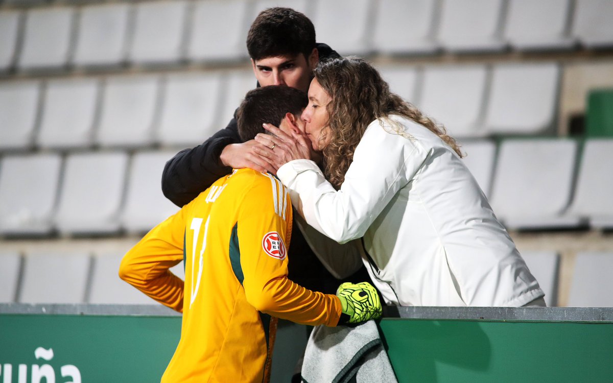 raul_lomba's tweet photo. De todas las fotos de hoy me quedo con estas tres. 

Y es que no hay mejor consuelo que un abrazo y un beso de mamá. ❤️‍🩹 https://t.co/Hg5oBhBOOy
