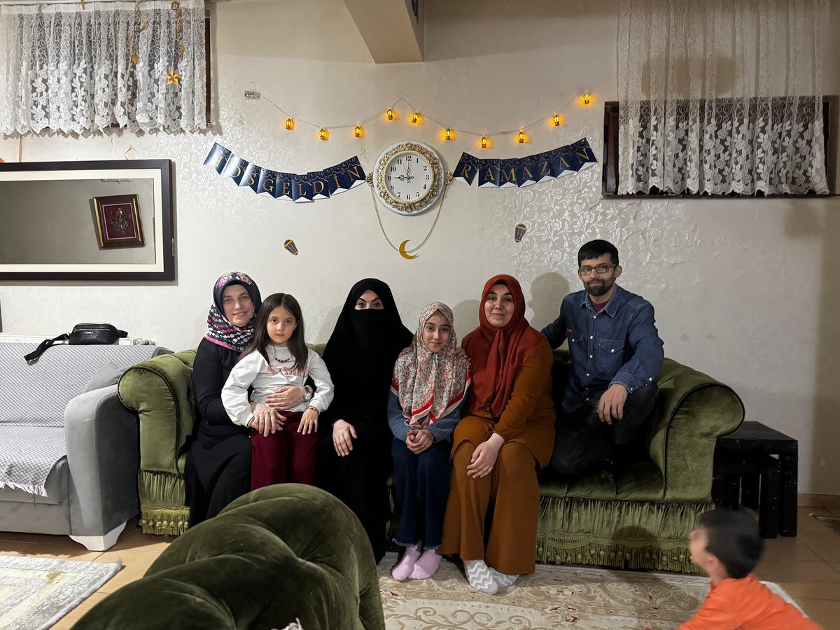 akkadineyup's tweet photo. Başkanımız @Avcerencolak ’ın koordinesinde, MKYK Üyemiz @ZehraPurdeMuti ve tüm teşkilat mensuplarımız ile birlikte mübarek Ramazan ayının bereketini kıymetli komşularımızla paylaşıyoruz.

Eyüpsultan’da #BirOlmakRuhumuzdaVar
@akpartiistanbul https://t.co/vFLBJT9f6P