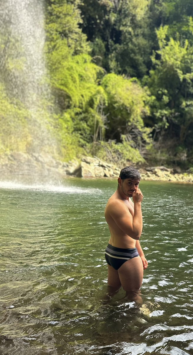 Sintropic000's tweet photo. -Wn, el agua…🧊🧊🧊 https://t.co/EBftT1Zcjl