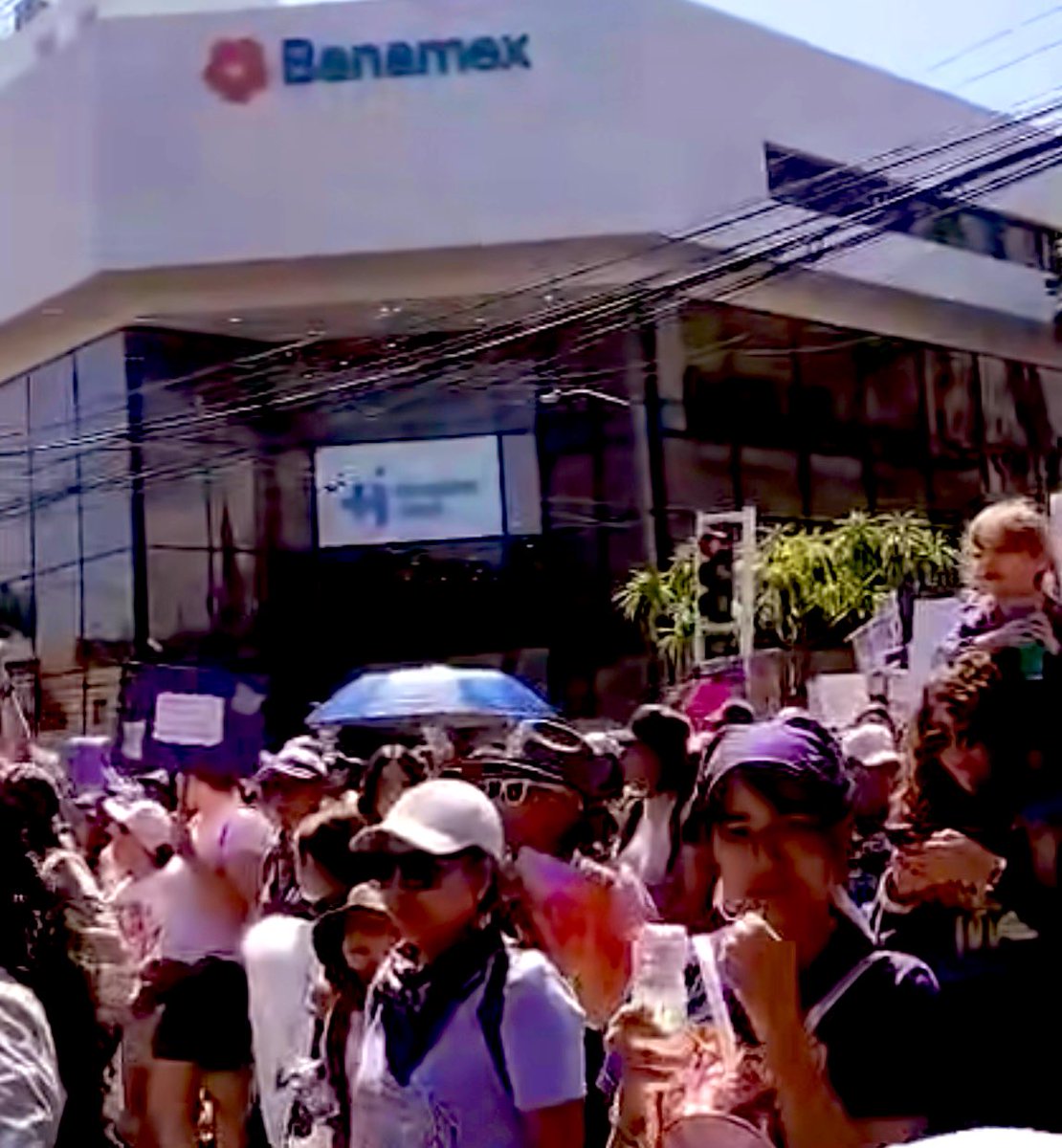 una amiga o una hermana sufre algún tipo d abuso, antes d eso, es fácil señalar, criticar o minimizar la lucha, pero cuando te toca de cerca, entiendes por qué marchamos, por qué gritamos y por qué no nos callamos. Ojalá nunca tengas q entenderlo desde el dolor. Ojalá puedas 🧵