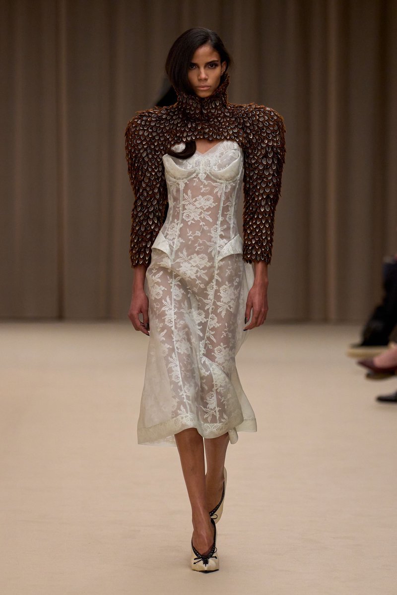 jacquemusx's tweet photo. Alexander McQueen FW26 https://t.co/0A4JH09Ts7
