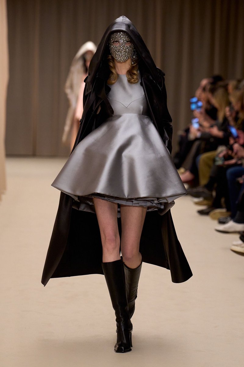 jacquemusx's tweet photo. Alexander McQueen FW26 https://t.co/0A4JH09Ts7