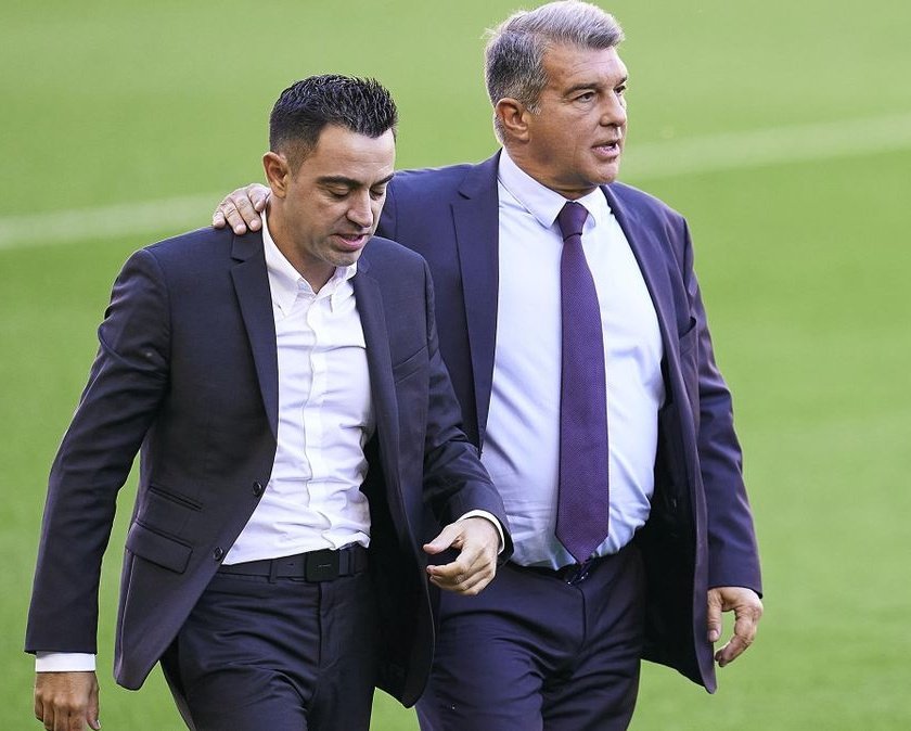AdriRM33's tweet photo. 🚨 🤭 Xavi Hernández, criticando toda la gestión de Laporta:

"El relato que cuentan desde el BARCELONA es falso, llega un punto en el que veo muchas injusticias.

Leo Messi estaba fichado y teníamos luz verde de la Liga y Laporta me dijo textualmente que si volvía Messi le iba a hacer la guerra y que no se lo podía permitir.

"Prescinde de mí como entrenador sin decirme la verdad, condicionado por una persona que creo que está por encima del presidente que es Alejandro Echevarría."

En su momento pagué dinero para venir al Barça y salí perdonando dinero, Laporta me acabó fallando."

🤭🤭🤭🤣🤣🤣

{ @LaVanguardia }