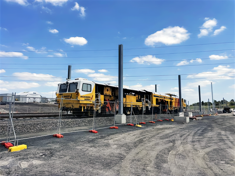 🚆 SSTOM update!
A tamping machine is operating at the Stabling &amp; Maintenance Facility to complete key track geometry works, keeping ballast tracks level, secure and ready for future #SydneyMetro – Western Sydney Airport services.
#Clough #Webuild #ParklifeMetro #Sydney