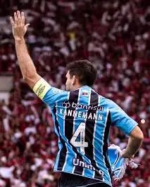 diego_STQ's tweet photo. Primeiro lance do Kanemann ele dividiu de cabeça na grama. O Wagner Leonardo expulso de novo. Chega de defensor do Wagner Leonardo né?! https://t.co/wflJubpM1m
