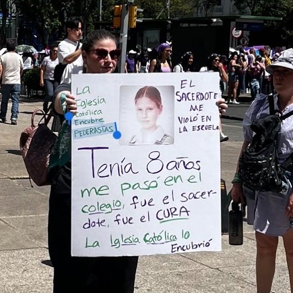 La iglesia católica encubre pederastas violadores de niñas y niños! 
Les exigimos que dejen de usar los discursos de las mujeres para su interés.
#8M #justicia #conlasniñasno