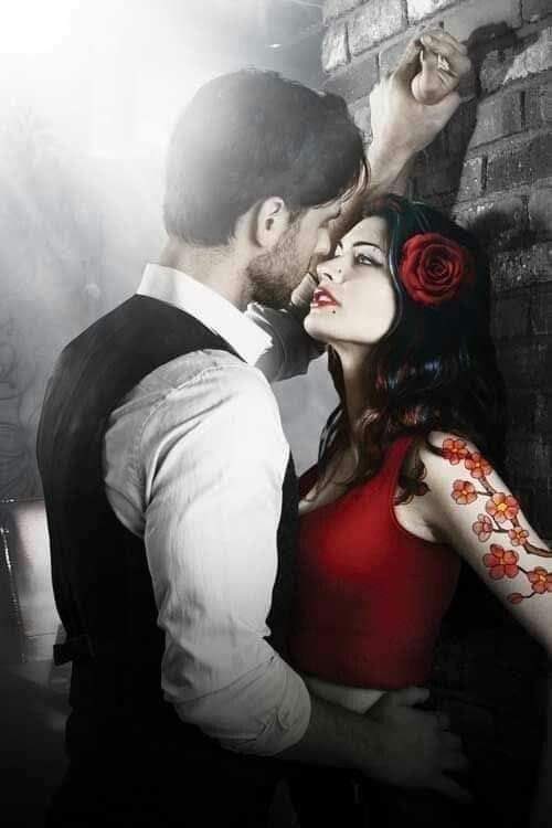 Os meus olhos te buscam, enquanto minha alma te espera e o meu coração te sente...

🌹🎩