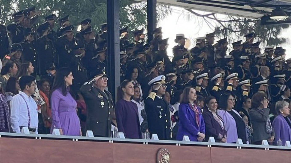 Quién diría que el primer gobierno encabezado por una mujer, que además se asume abiertamente de izquierda y feminista, conmemoraría el Día Internacional de las Mujeres en el corazón militar del país.

En Campo Marte.

Rodeada de hombres.
Rodeada de militares.
Rodeada de