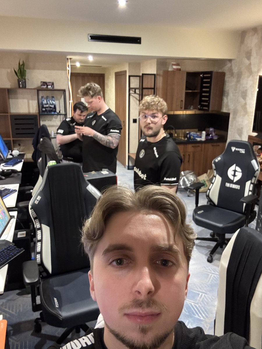 9INE kraghen tweet media