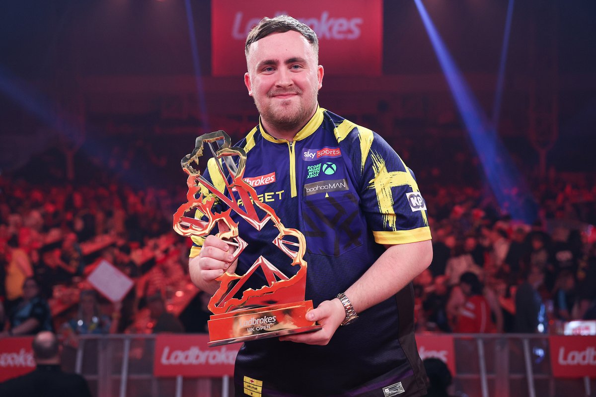 OfficialPDC's tweet photo. 🇳🇱 Raymond van Barneveld
🏴󠁧󠁢󠁥󠁮󠁧󠁿 Phil Taylor
🇳🇱 Michael van Gerwen
🏴󠁧󠁢󠁥󠁮󠁧󠁿 Luke Littler

Luke Littler joins an exclusive group of players to win back-to-back UK Open titles! 🏆☢️ https://t.co/PIb6Xb3z2Z