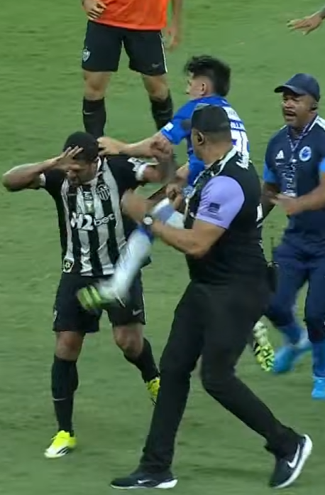 Villalba deu uma voadora no Hulk