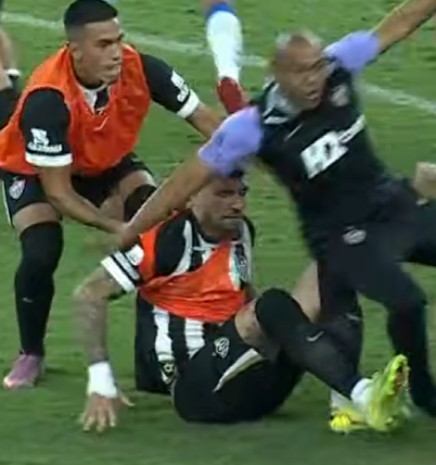 QGdoCruzeiro's tweet photo. Lyanca não jogou e ainda apanhou, é foda viu https://t.co/KrJfweqThP