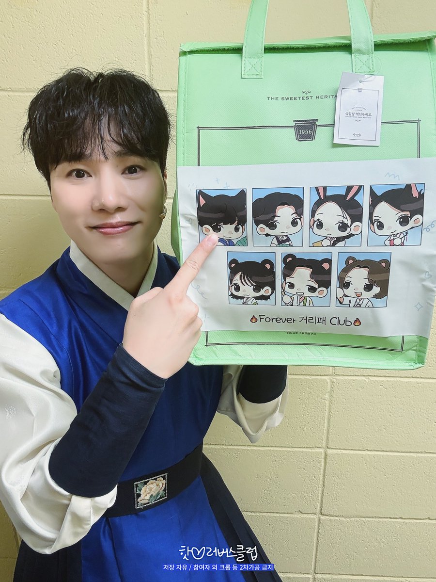 4everhotlovers's tweet photo. 컴퍼니 측으로부터 받은 초절정 인기 아이돌 전기수의 인증샷까지 ᯓᡣᩚ𐭩
모든 사진은 저장 및 재업이 가능하나 크롭은 삼가 바랍니다 ͙ᐟ

#foreverhotloversclub https://t.co/oz3ROE2WIO
