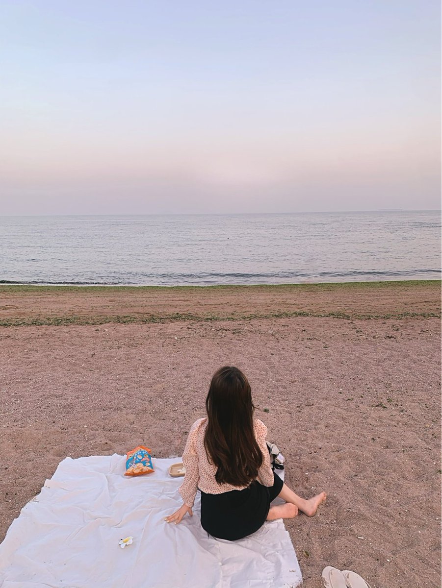 Anna71641's tweet photo. Just me, the sea, and a sky painted in pastels. 🙂🤗 https://t.co/3PGrD4C2Mx