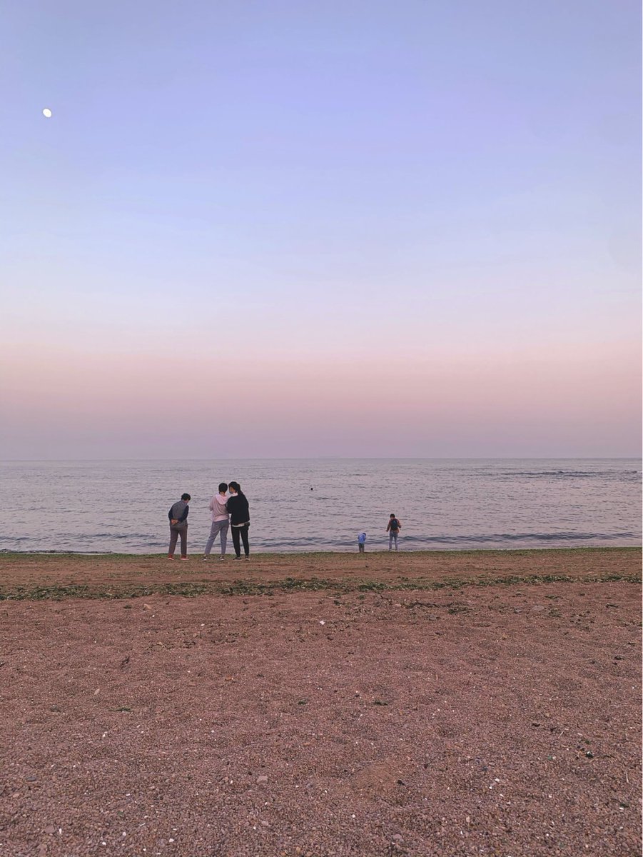 Anna71641's tweet photo. Just me, the sea, and a sky painted in pastels. 🙂🤗 https://t.co/3PGrD4C2Mx