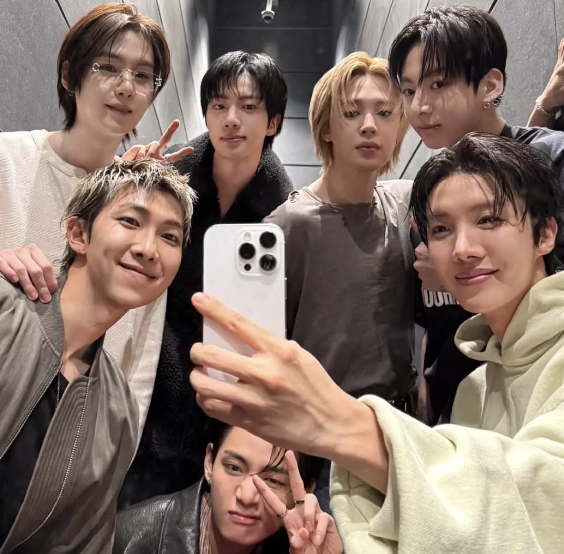 DINÁMICA DE STREAM‼️ 
#JourneyToArirang 

EL DÍA DE HOY LE CORRESPONDE A WINGS

• Muestra tu canción fav del álbum.
• Foto OT7.
• Etiqueta a 7 mutis: si alguna muti quiere que la etiquete en dinamicas asi diganme🥺
<a href="/_ccarass/">☆caro ☆˗ˏˋ verá a BTS sí o sí´ˎ˗</a> <a href="/9598Amilu22544/">𝑳𝒖𝒂𝒏𝒊⁹⁸</a> <a href="/liaajk0197/">⋆ L i a a ⁷ | ⊙⊝⊜</a> <a href="/li_V_ly/">Lilyଓ ⊙⊝⊜</a>