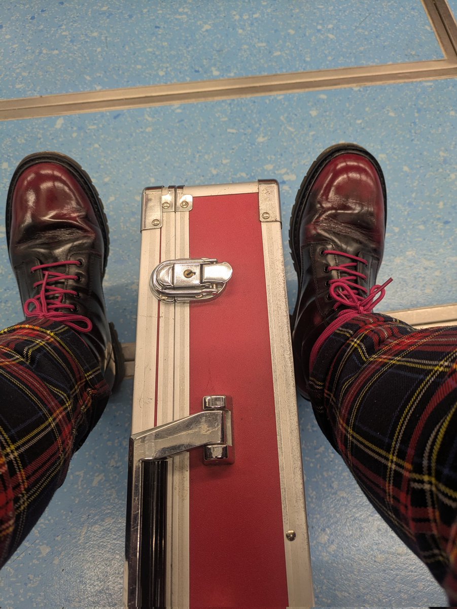 昨夜、エフェクターケース丸ごと盗まれた。出番が終わり、楽屋に置く。帰ろう思ったら無い。俺がステージに置き忘れたん？必死に探しました。誰か間違って持って帰ったん？なら、はよ持って来てください、チューニングすら出来ません。