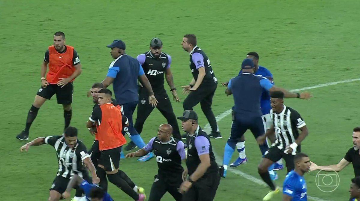 vitinnls's tweet photo. todo mundo de cara vendo o Hulk na porrada KKKKKKKKKKKKKK https://t.co/039NQvGggs