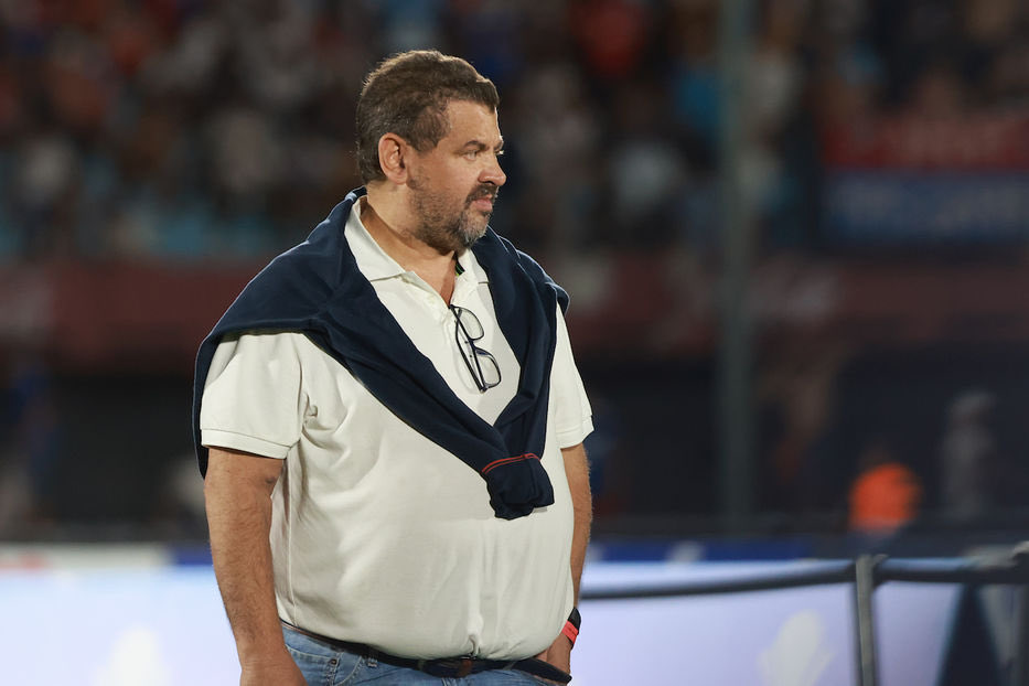 Gastamos 2.5 millones en un 9 suplente 

Vendemos al mejor jugador por 3.5 millones 

Y después completamos el plantel con súper medios pelos, la culpa no es toda de Jadson, Perchman es empresario no le importa el club