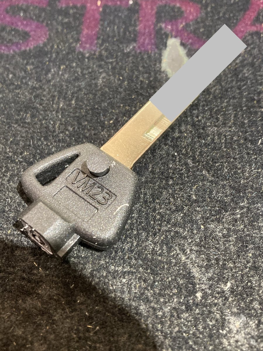 kagiqotori's tweet photo. ヤマハアクシスZのキーヘッド部で折れ、合鍵作製です。
キーヘッドマグネット部でシャッター蓋を開けるタイプです。🧲
#ヤマハアクシスZ
#ヤマハシャッターキー合鍵
#VM23
#M416 https://t.co/O2qF7OX5kK