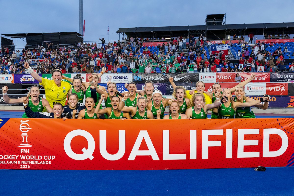 FIH_Hockey's tweet photo. 𝐈𝐫𝐞𝐥𝐚𝐧𝐝 𝐬𝐞𝐜𝐮𝐫𝐞 𝐭𝐡𝐞𝐢𝐫 𝐬𝐩𝐨𝐭 𝐚𝐭 𝐭𝐡𝐞 𝐅𝐈𝐇 𝐇𝐨𝐜𝐤𝐞𝐲 𝐖𝐨𝐫𝐥𝐝 𝐂𝐮𝐩!

Ireland defeat Japan in a dramatic bronze medal match at the FIH Hockey World Cup Qualifier in Santiago, sealing a 3–1 shoot-out victory to claim third place and secure their ticket to the FIH Hockey World Cup 2026.

#Hockey #HWC2026