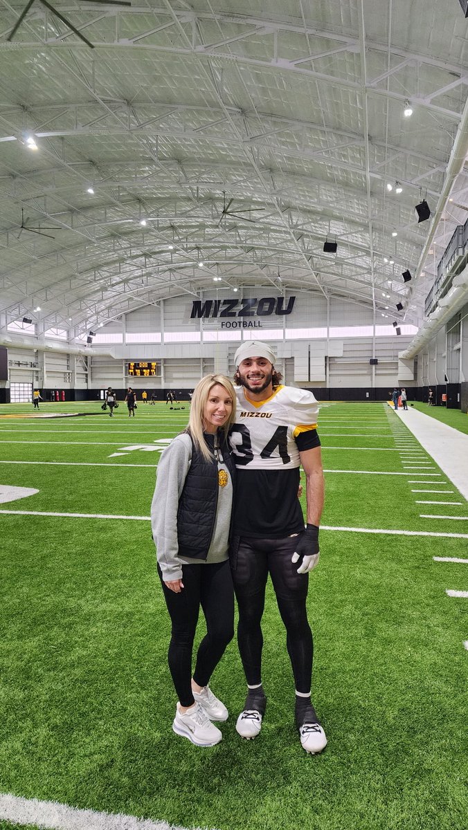 saucey183's tweet photo. Family weekend was a success #TigerMom So excited to see my guy doing what he loves ! Countdown 181 days #KickOff 🐅 @MizzouFootball 💛🖤 #MIZ https://t.co/mm2kxln65T