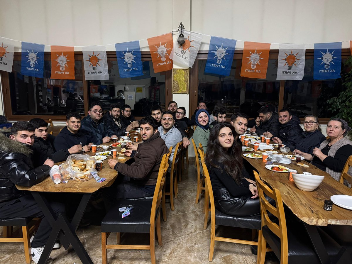 Ak_GencSile's tweet image. Bereket Sofrasında, Gönül Birliğinde! 🌙

Şile AK Gençlik olarak sahurun bereketini aynı sofrada, aynı heyecanla paylaştık. Gecenin huzuru, kardeşliğimizin enerjisiyle birleşti.

 Durmak yok, Şile için dertlenmeye ve üretmeye devam!💪 

@iahmettt 

#AKGençlik 
#Şile 
#Sahur