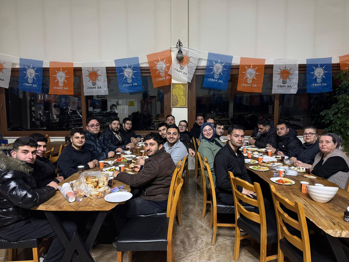 Ak_GencSile's tweet image. Bereket Sofrasında, Gönül Birliğinde! 🌙

Şile AK Gençlik olarak sahurun bereketini aynı sofrada, aynı heyecanla paylaştık. Gecenin huzuru, kardeşliğimizin enerjisiyle birleşti.

 Durmak yok, Şile için dertlenmeye ve üretmeye devam!💪 

@iahmettt 

#AKGençlik 
#Şile 
#Sahur