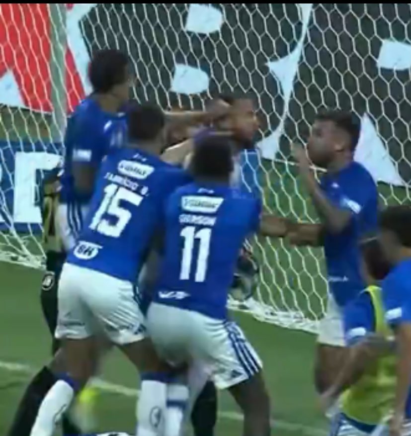 steffcec's tweet photo. Que clássico raiz, meus amigos! Parece que voltei para os anos 90/00. Que clima delicioso.
Obrigada CRUZEIRO! 💙 https://t.co/U58xXpUtjM