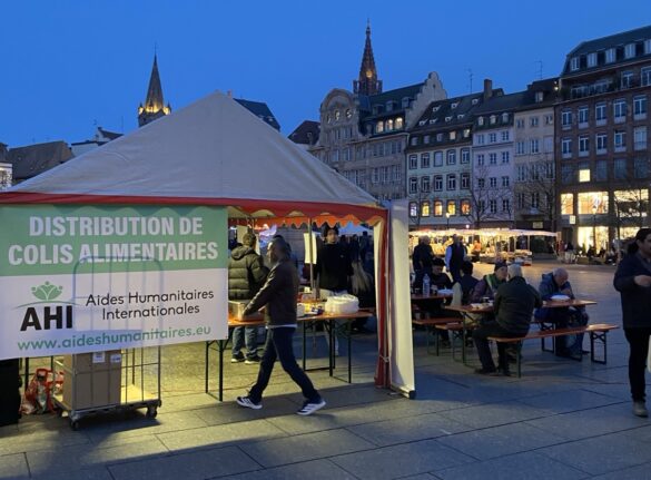 Strasbourg’ta “Ramazanı Keşfet” Projesiyle Şehir Merkezinde İftar Sofrası

Strasbourg’da faaliyet gösteren AHİ Yardım Derneği, “Ramazanı Keşfet” projesi kapsamında kentin en yoğun noktalarından biri olan Place Kléber’de bir iftar çadırı kurdu. Şehir merkezinde gerçekleştirilen bu